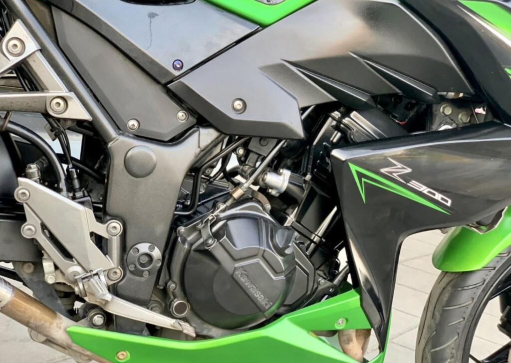Kawasaki Z300 motorcycle engine